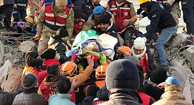 Diyarbakır'da depremde yıkılan binanın enkazından 101 saat sonra anne ve oğlu kurtarıldı