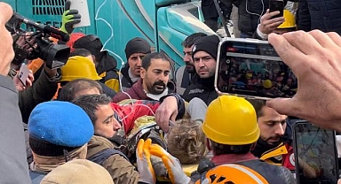 Diyarbakır'da yıkılan binanın enkazından 81 saat sonra bir çocuk kurtarıldı