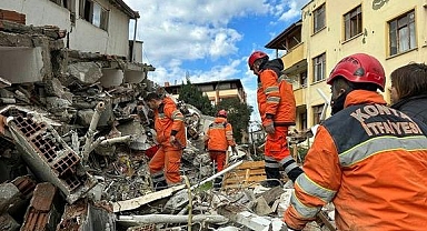 Elbistan'da 4 kişilik depremzede aile 84 saat sonra asansör kabininden kurtarıldı