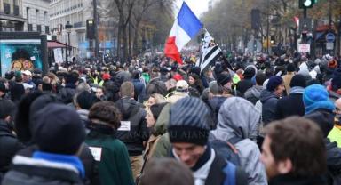 Fransa'da grev kararı alan enerji sektörü çalışanları elektrik üretimini kısıtladı