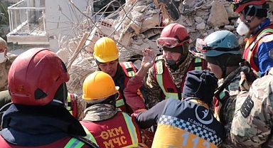 Hatay'da 296. saatte üç kişi enkazdan çıkarıldı