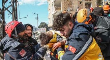 Hatay'da 7 yaşındaki İrem depremden 131 saat sonra enkazdan kurtarıldı