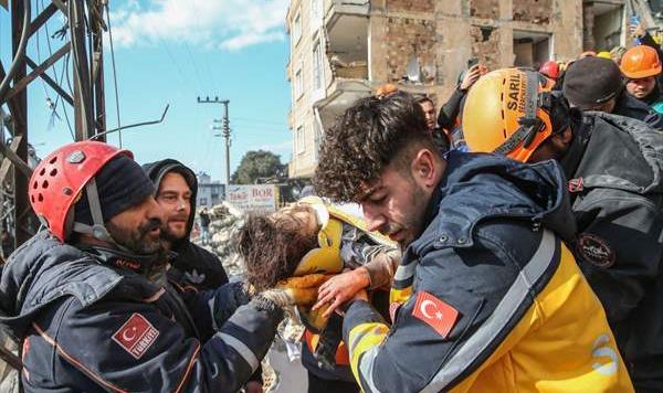 Hatay'da 7 yaşındaki İrem depremden 131 saat sonra enkazdan kurtarıldı