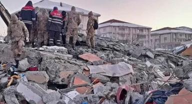 Hatay'da deprem nedeniyle yıkılan evden, ölen kişiye ait kredi kartlarını çalan zanlı tutuklandı