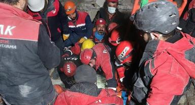 Hatay'da depremin 176. saatinde bir kadın enkazdan sağ çıkarıldı