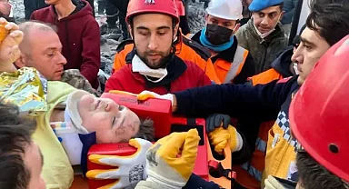 Hatay'da depremin 182'nci saatinde 12 yaşındaki çocuk enkazdan sağ çıkarıldı