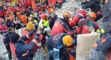 Hatay'da depremin 228. saatinde anne ve 2 çocuğu enkazdan sağ çıkarıldı