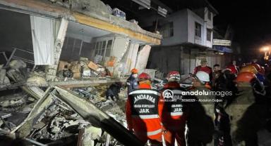 Hatay'da depremin ardından bir iş yerinde çökme meydana geldi