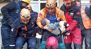Hatay'da enkazdan 2 yaşındaki çocuk 79 saat sonra kurtarıldı