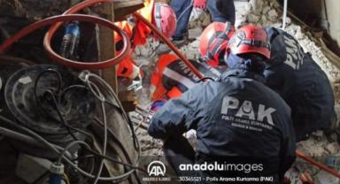 Hatay merkezli depremde yıkılan apartmanın enkazında kalan 3 kişiyi kurtarma çalışması sürüyor