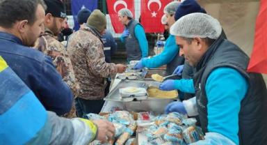 İBB, Hatay'da sıcak yemek dağıtmaya başladı