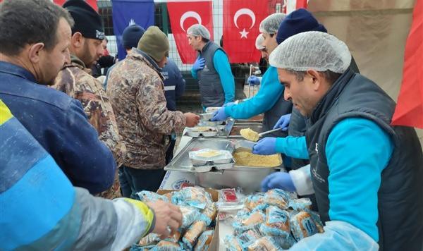 İBB, Hatay'da sıcak yemek dağıtmaya başladı