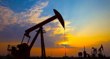 IEA, küresel petrol talebindeki artış öngörüsünü yukarı yönlü revize etti