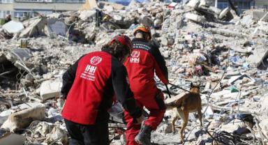 İHH, 5 bin 852 kişilik ekibiyle depremzedelere yardım ediyor