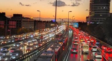 İstanbul'da trafik yoğunluğu yaşanıyor