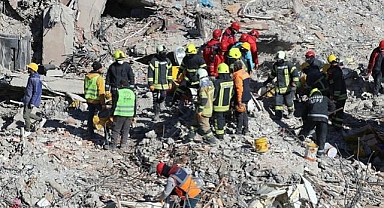 Kahramanmaraş'ta depremin 222'nci saatinde bir kadın enkazdan kurtarıldı
