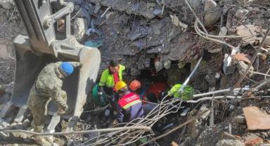 Kahramanmaraş'ta depremin 227. saatinde 74 yaşındaki kadın enkazdan kurtarıldı