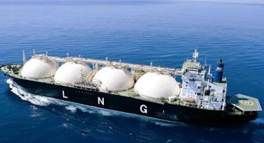 LNG ihracatında ilk sıralarda yer alan Katar yenilenebilir enerji üretimine yöneldi