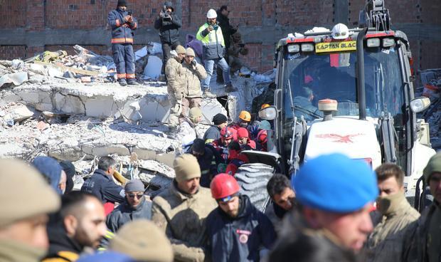 Malatya'da 2 kardeş kedileriyle birlikte enkazdan 82 saat sonra kurtarıldı