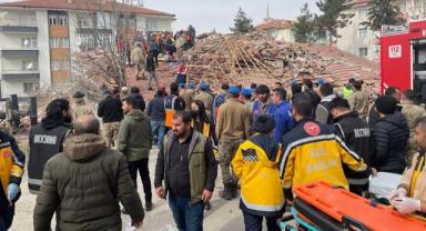 Malatya'da depremde yıkılan binanın enkazından bir kişi kurtarıldı