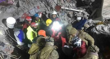 Malatya'da enkaz altında kalan kadın 79 saat sonra kurtarıldı