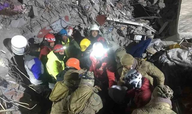 Malatya'da enkaz altında kalan kadın 79 saat sonra kurtarıldı