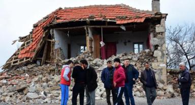 Malatya'daki depremde evleri yıkılan 20 kişilik aile Trabzon'a getirildi