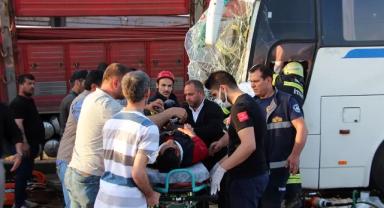 Manisa'da tır ile işçi servisi çarpıştı, 23 kişi yaralandı
