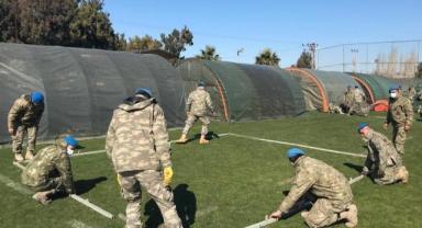 Mehmetçik TSK'nın ürettiği mobil sahra üniteleriyle deprem bölgesinde yaraları sarıyor