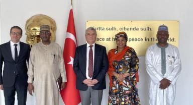 Nijerya'nın First Lady'si Buhari depremzedelere 10 bin battaniye bağışladı