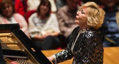 Piyanist Gülsin Onay depremzedeler için Cambridge Üniversitesinde resital verdi