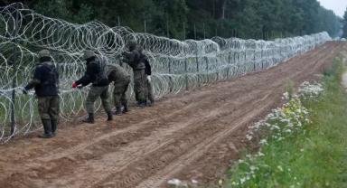 Polonya'nın Belarus sınırındaki bariyer uzatılarak 181 kilometreye tamamlandı
