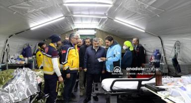 Sağlık Bakanı Koca Hatay merkezli depremden etkilenenleri sahra hastanesinde ziyaret etti