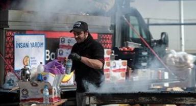 Uluslararası yardım kuruluşunun aşçıları, yemeklerini Elbistanlı depremzedeler için yapıyor