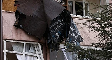 Ankara'da etkili olan rüzgarda iki binanın çatısı uçtu