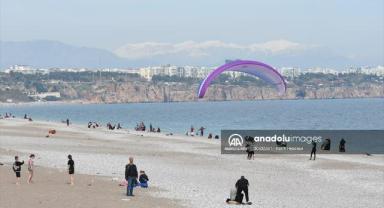Antalya'da güneşli havayı fırsat bilenler denize girdi