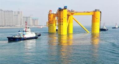 Çin'in ilk derin deniz yüzer rüzgar enerjisi platformu denize açıldı