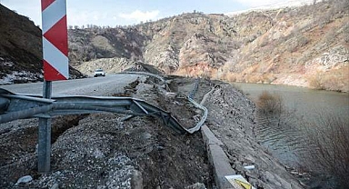 Depremler Adıyaman-Çelikhan yolunda çökmeye yol açtı
