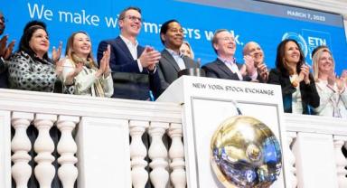 Eaton, borsadaki 100. yılını kutlamak için NYSE açılış zilini çaldı