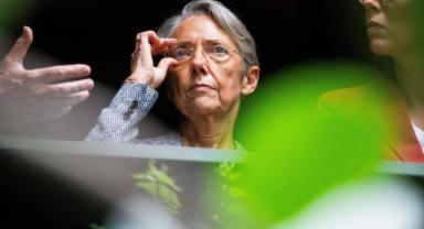 Fransa'da hükümet tartışmalı emeklilik reformunun oylanmadan geçirilmesi için anayasal yetkisini kullandı