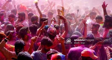 Hindistan’da 'renklerin festivali' kutlandı