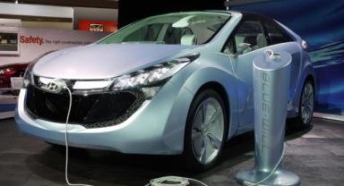 Hyundai elektrikli araçlar için otomatik şarj robotu geliştirdi