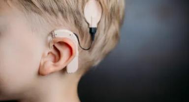 Koklear implant işitme kaybı yaşayanlar için etkili çözümler sunuyor