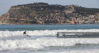 Yabancı turistler sörf için Alanya'yı tercih etti