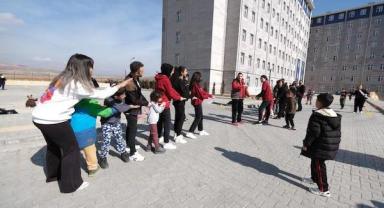 Yardım kampanyasıyla depremzede çocuklara psikososyal destek veriyorlar