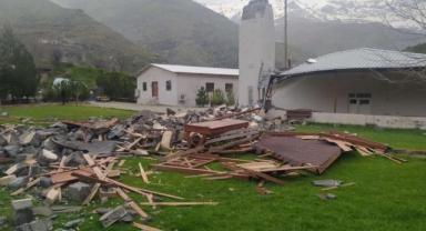 Zonguldak'ta şiddetli rüzgar nedeniyle köy camisinin minaresi devrildi