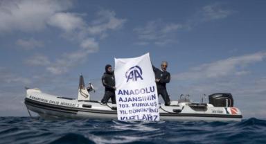 AA'nın 103'ncü kuruluş yıl dönümü su altında açılan pankartla kutlandı