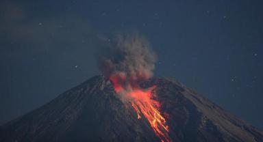 Endonezya'da Semeru Yanardağı kül püskürtmeye başladı