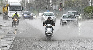 İzmir'de sağanak yaşamı olumsuz etkiledi