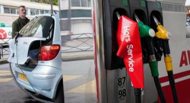 Paris ve çevresindeki akaryakıt istasyonlarının yüzde 40'ında benzin sıkıntısı yaşanıyor